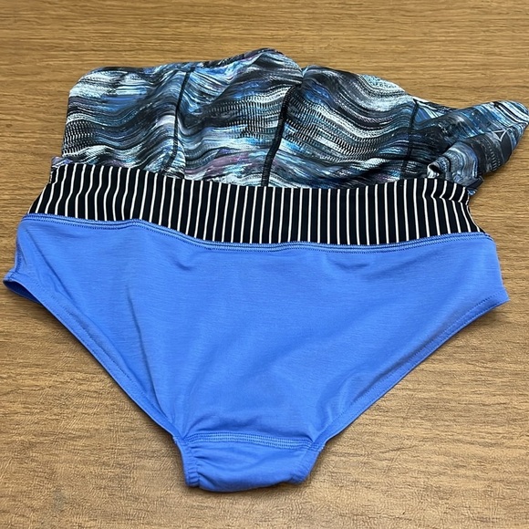 Lot of 2 Ivivva shorts size 14 with built in liner - Picture 7 of 10